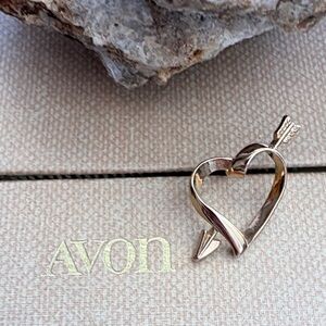 Vintage Avon Gold-Tone Cupid’s Arrow Heart Lapel Pin 💘 285